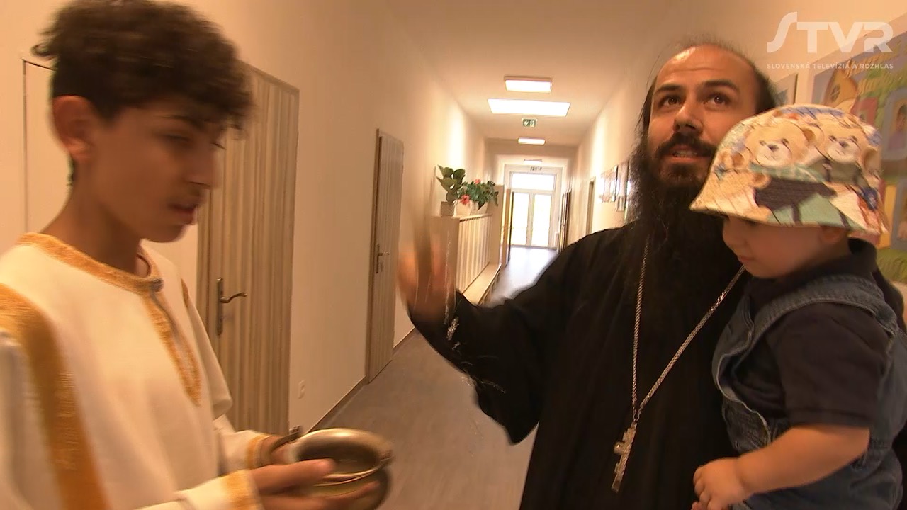 Otec Martin žehná novú triedu škôlky v Markovciach