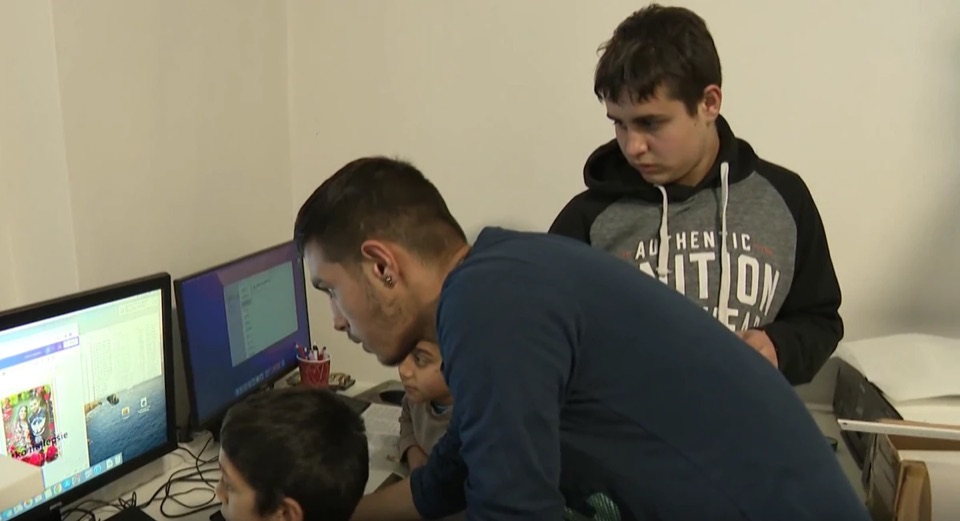 Žiaci pri počítačoch
