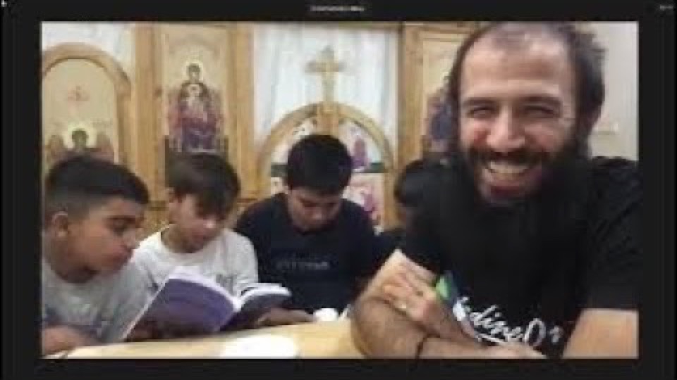 Otec Martin s chlapcami pri čítaní